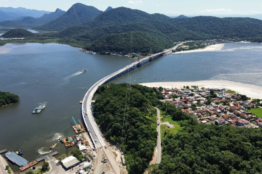 Obras da ponte de Guaratuba entram na reta final com aplicação de asfalto