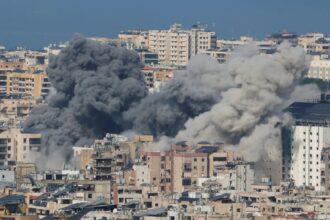 Escalada no Oriente Médio: Israel ataca o coração de Beirute enquanto Mojtaba Khamenei novo Líder Supremo do Irã quebra o silêncio e promete continuar lutando para vingar os mortos na guerra
