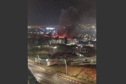 mísseis iranianos atingem sul de Israel próximo a centro nuclear