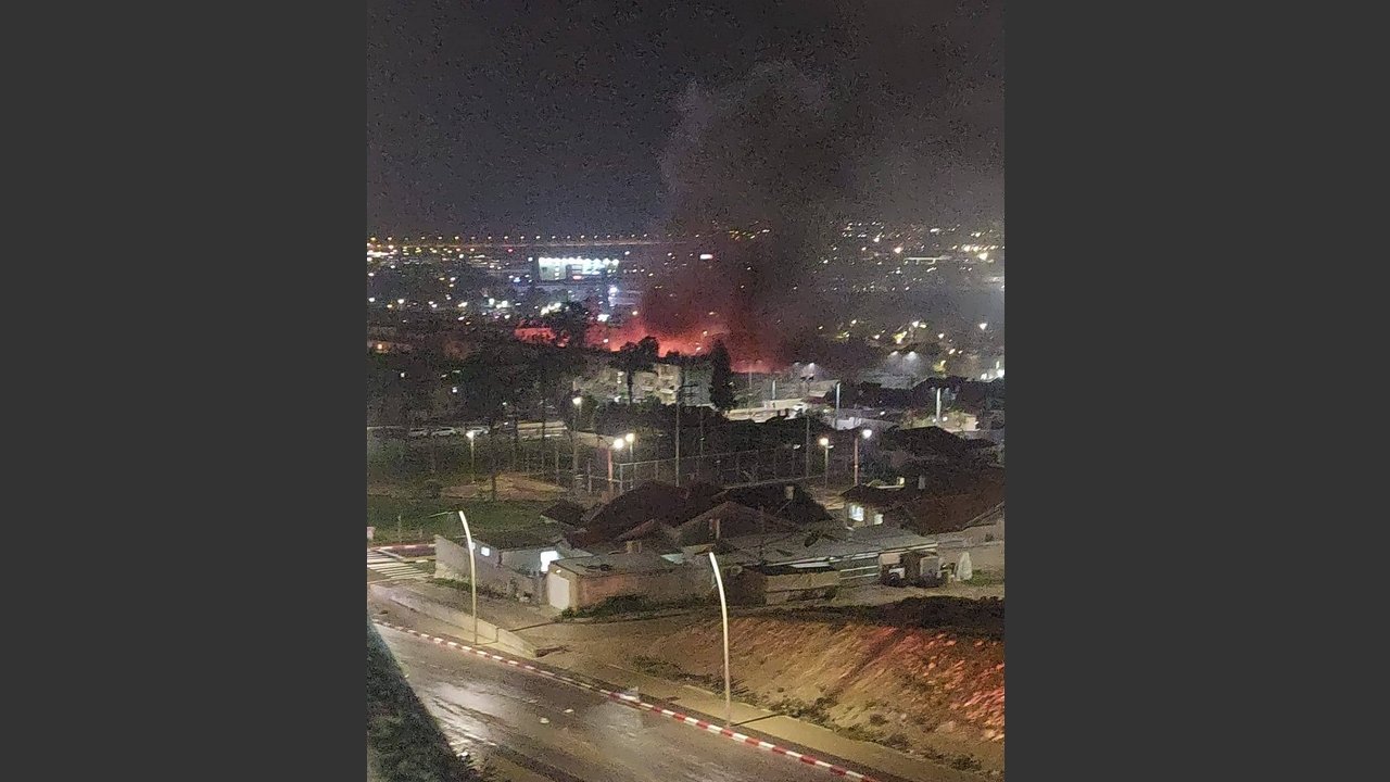 mísseis iranianos atingem sul de Israel próximo a centro nuclear