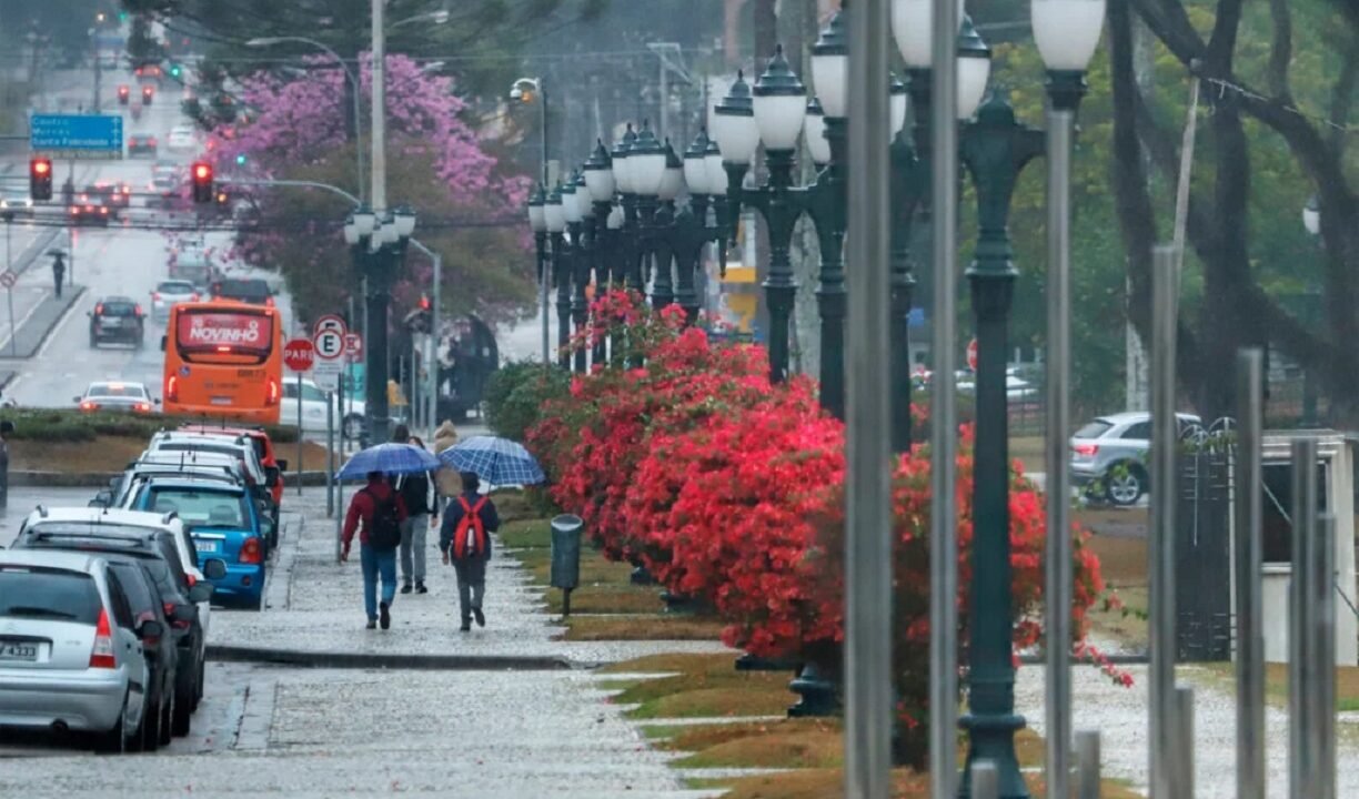 Previsão do tempo: outono começa com calor intenso e risco de tempestades pontuais no Paraná