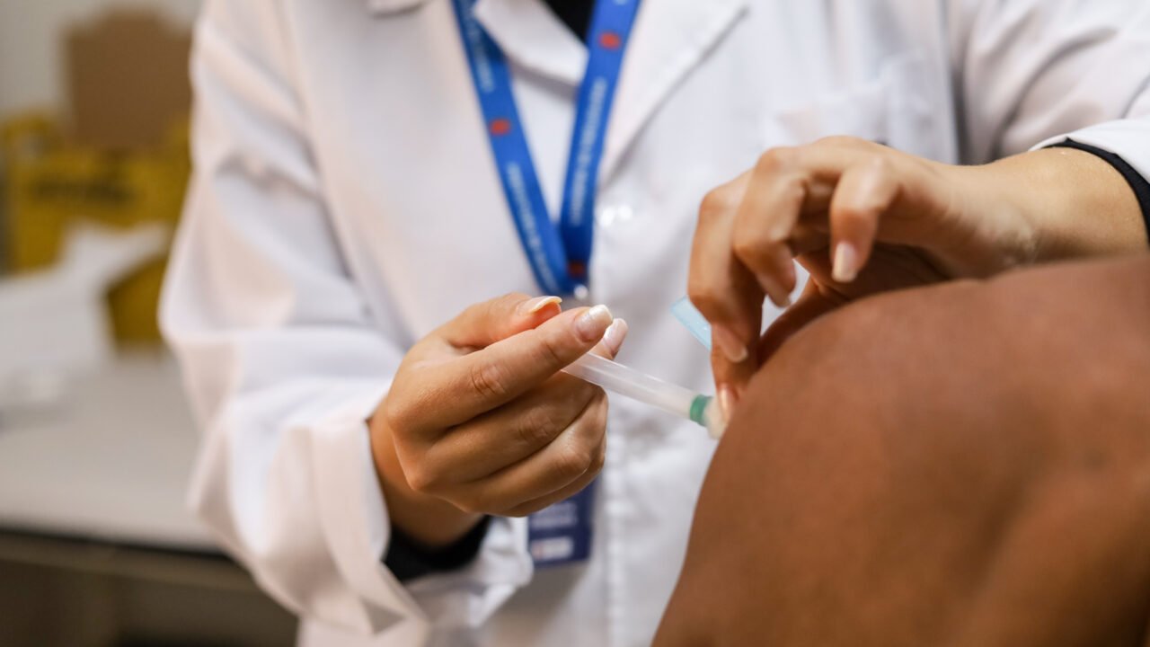 Maringá inicia nova estratégia de vacinação contra a dengue para trabalhadores da saúde