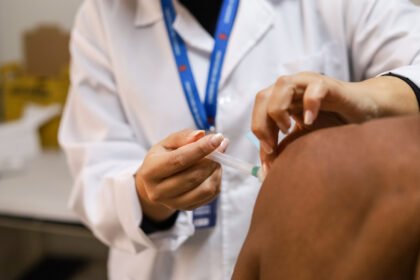 Maringá inicia nova estratégia de vacinação contra a dengue para trabalhadores da saúde