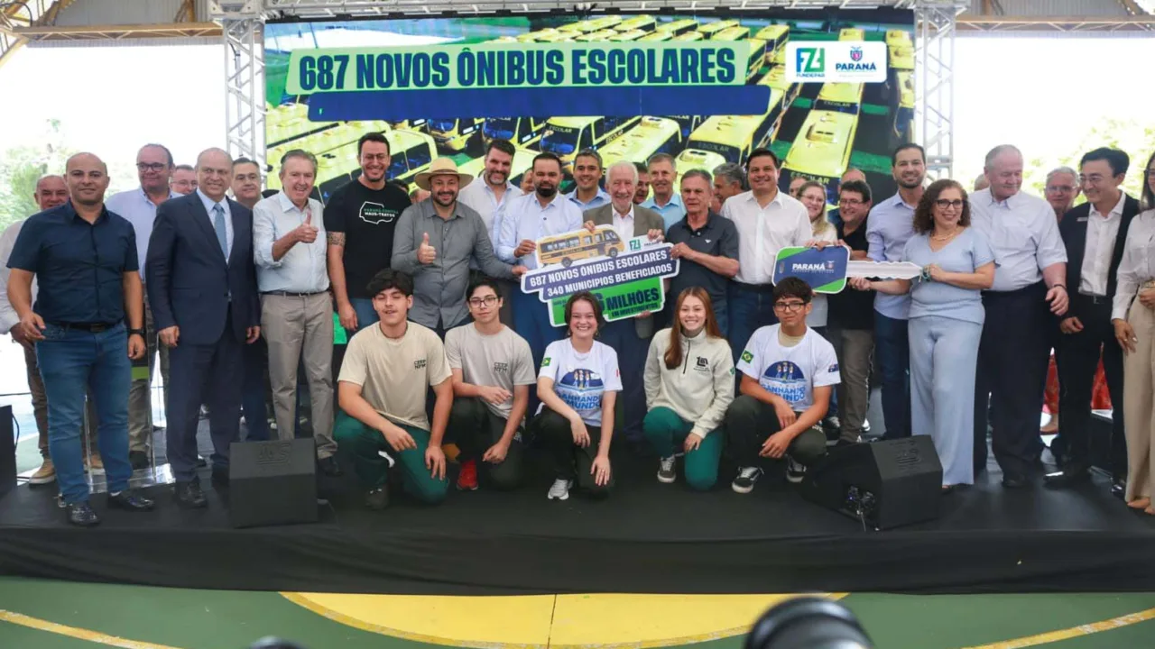 Governo do Paraná inicia entrega de 687 novos ônibus escolares