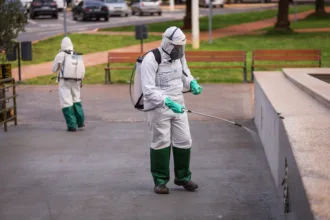 Em ação contínua, Prefeitura reforça proteção contra a dengue com aplicação da técnica de Borrifação Residual Intradomiciliar em UBSs