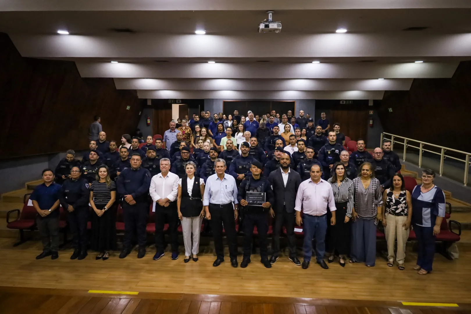 Agentes incorporados ao efetivo da Guarda Civil de Maringá recebem porte de arma em evento realizado pela Prefeitura