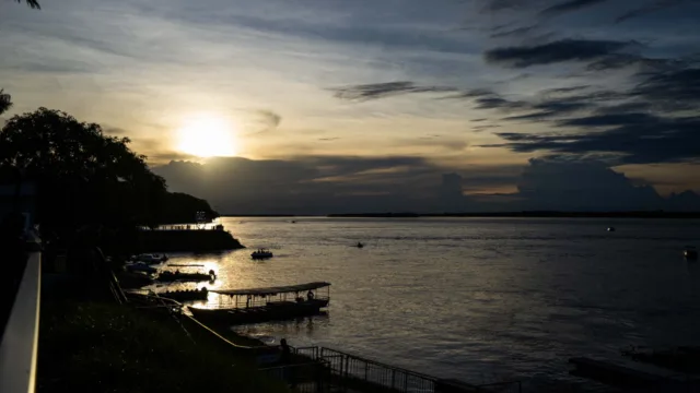 Sol, rio, barcos
