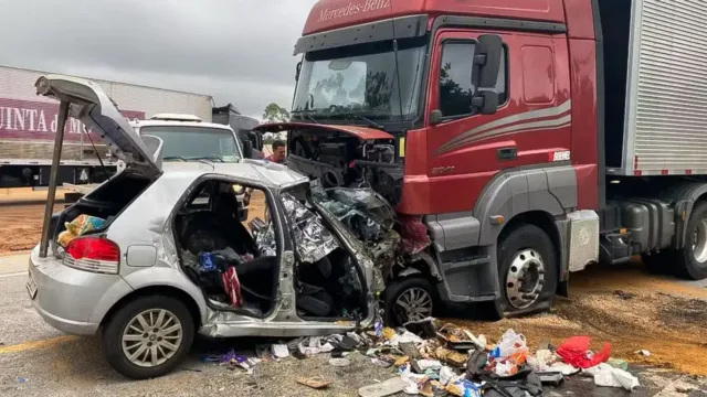 Seis pessoas da mesma família morrem após carro colidir de frente com uma carreta