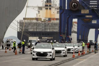 Porto de Paranaguá registra alta de 100% na movimentação de veículos em março