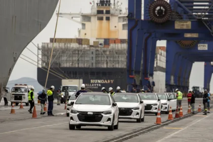 Porto de Paranaguá registra alta de 100% na movimentação de veículos em março
