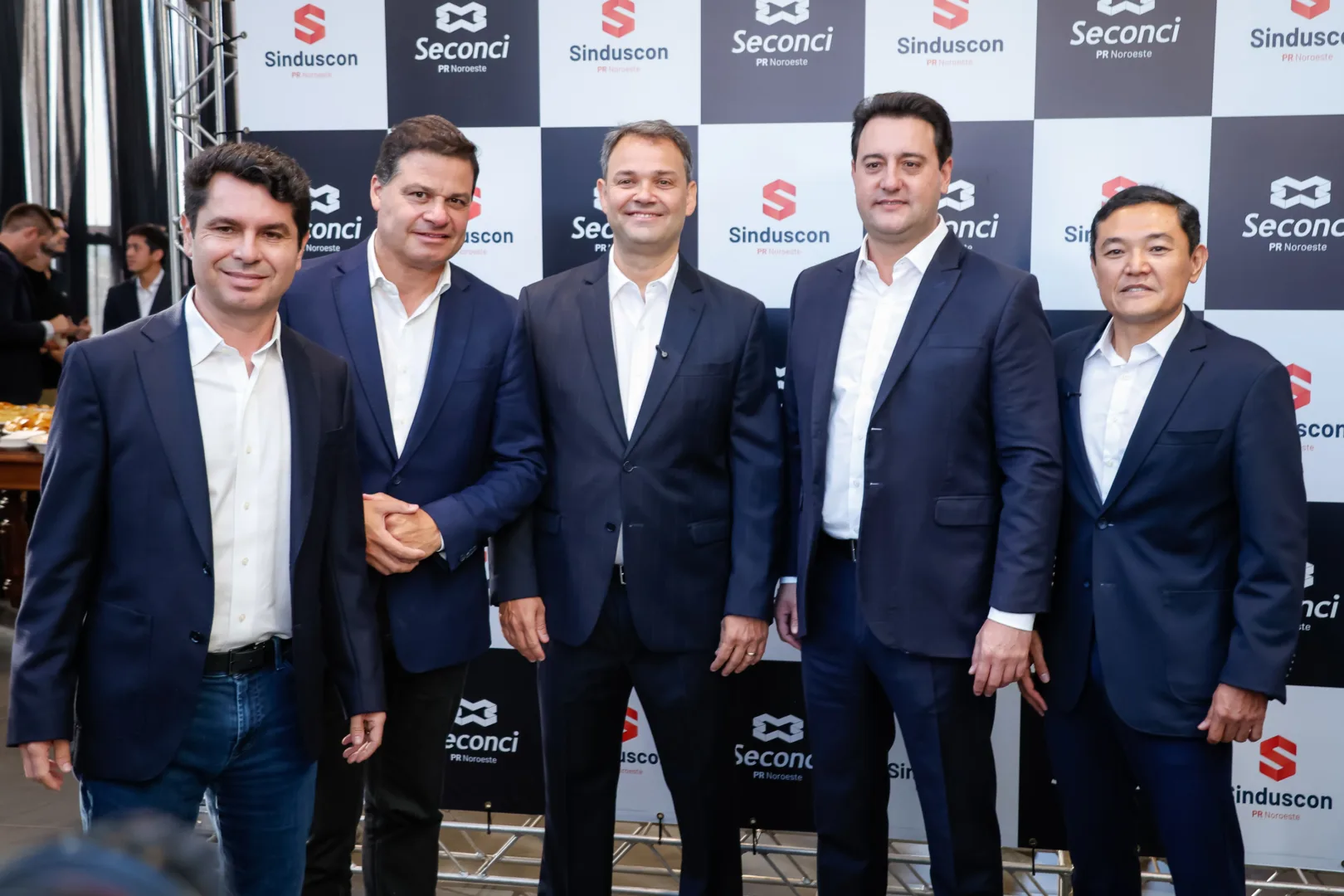 Governador apresenta avanços da construção de moradias na posse do Sinduscon-PR Noroeste