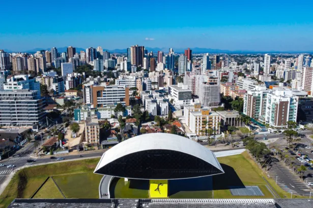 O Museu Oscar Niemeyer, também conhecido como Museu do Olho, é um museu de arte localizado na cidade de Curitiba, capital do estado do Paraná, no Brasil.