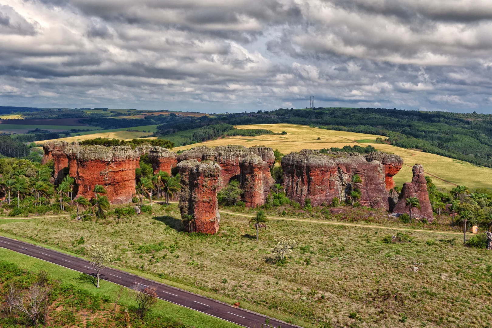 ARENITOS – As formações rochosas de arenito formadas ao longo de 300 milhões de anos pela ação do vento e da chuva são o cartão de visitas do parque. A trilha principal leva a ícones como a "Taça", o "Camelo" e a "Proa do Navio".