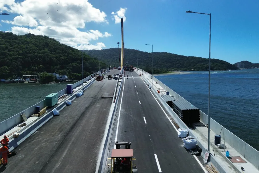 Ponte de Guaratuba: mastros ganham iluminação e pista começa a ser sinalizada