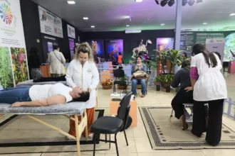 Prefeitura e UEM oferecem serviços de saúde, bem-estar e orientações para visitantes da Expoingá