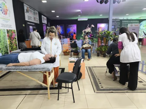 Prefeitura e UEM oferecem serviços de saúde, bem-estar e orientações para visitantes da Expoingá