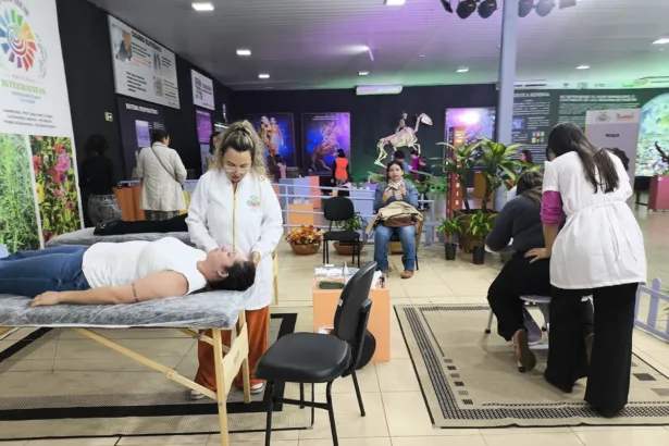 Prefeitura e UEM oferecem serviços de saúde, bem-estar e orientações para visitantes da Expoingá