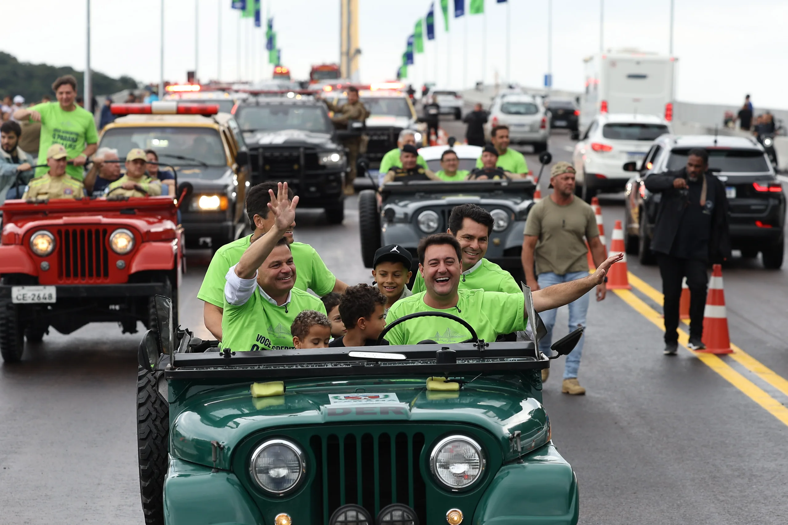 A bordo de um jipe, Ratinho Junior libera tráfego de veículos na Ponte de Guaratuba