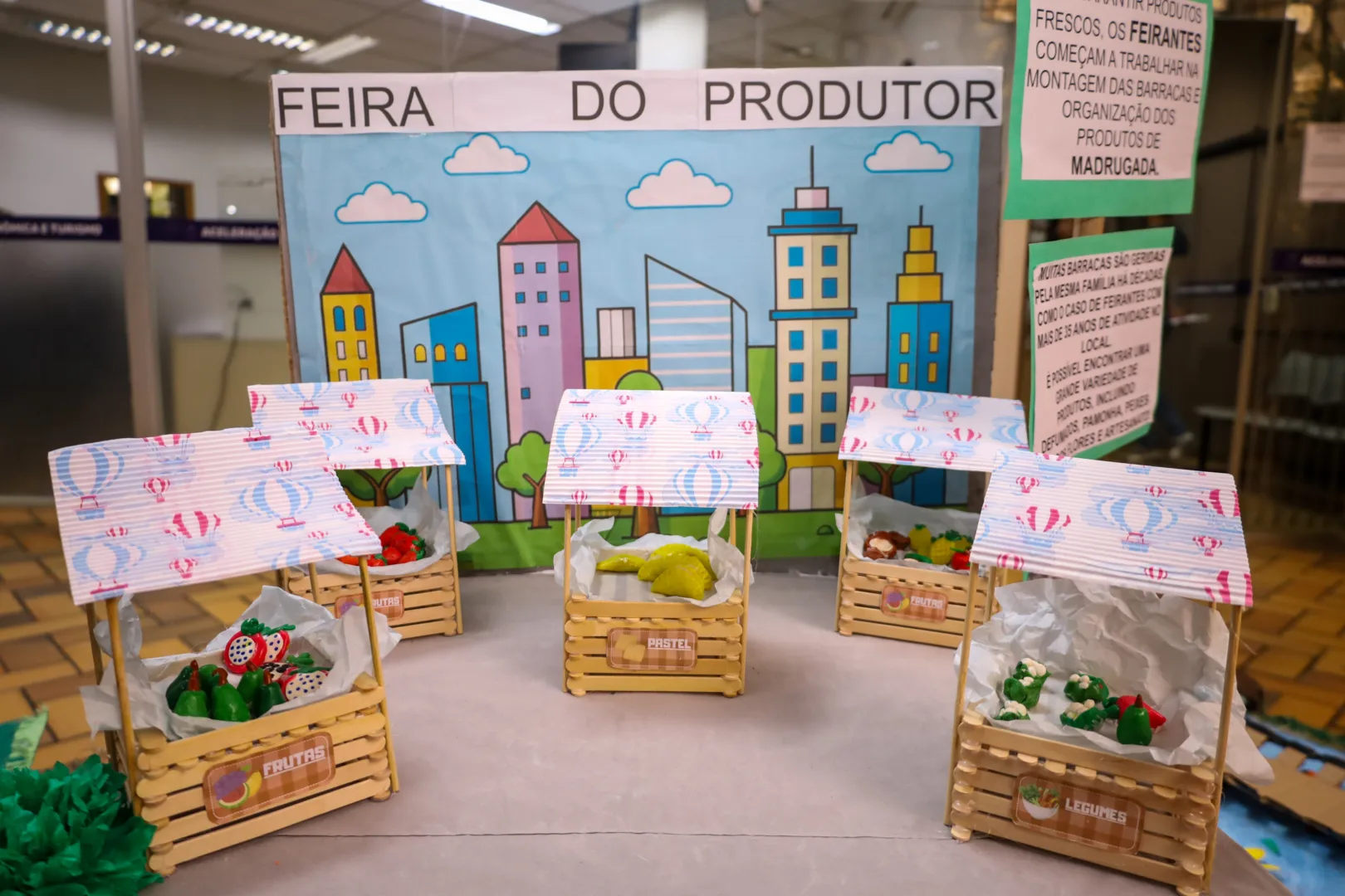 Crianças da educação infantil homenageiam Maringá com exposição de maquetes no Paço Municipal