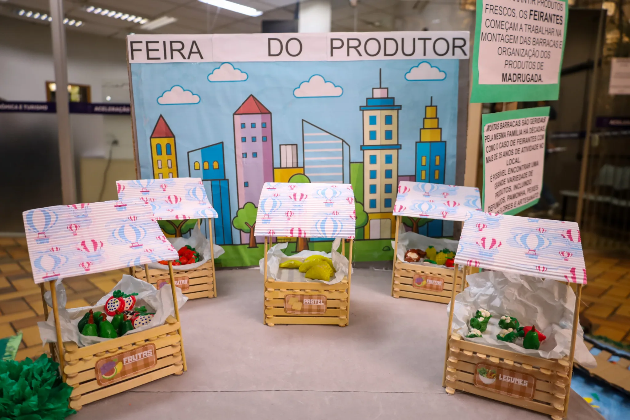 Crianças da educação infantil homenageiam Maringá com exposição de maquetes no Paço Municipal