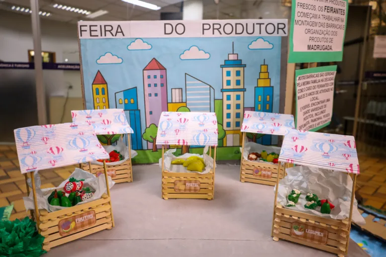 Crianças da educação infantil homenageiam Maringá com exposição de maquetes no Paço Municipal