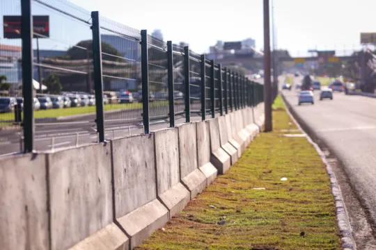 Barreiras de concreto reforçam segurança de pedestres em frente ao Parque de Exposições