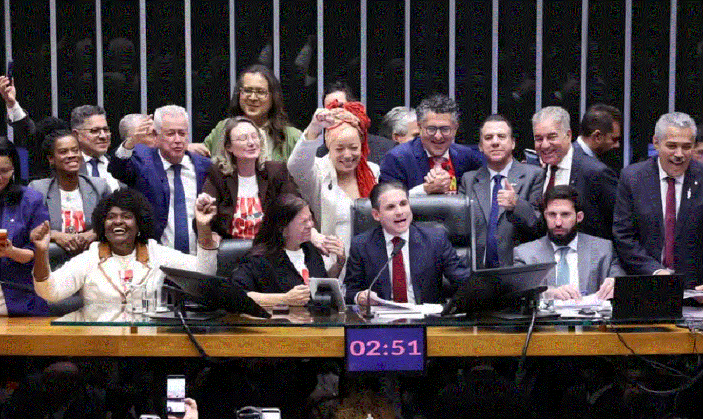 Câmara aprova PEC que extingue a escala 6x1 e reduz jornada para 40 horas