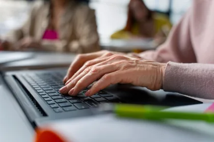 Curso de informática básica gratuito para pessoas acima de 50 anos