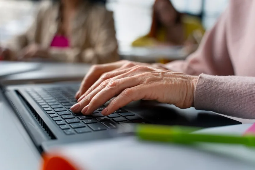 Curso de informática básica gratuito para pessoas acima de 50 anos