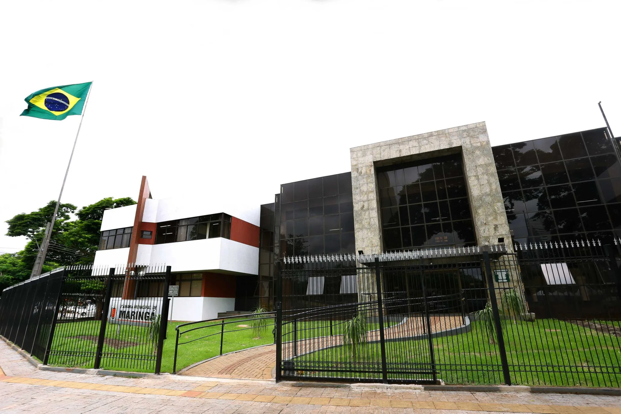 Fachada da Câmara Municipal de Vereadores de Maringá, no Paraná.