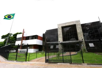 Fachada da Câmara Municipal de Vereadores de Maringá, no Paraná.