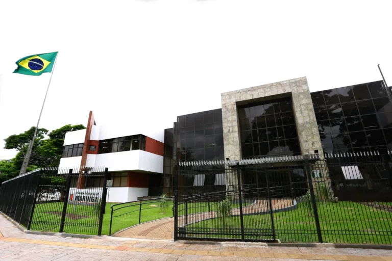 Fachada da Câmara Municipal de Vereadores de Maringá, no Paraná.
