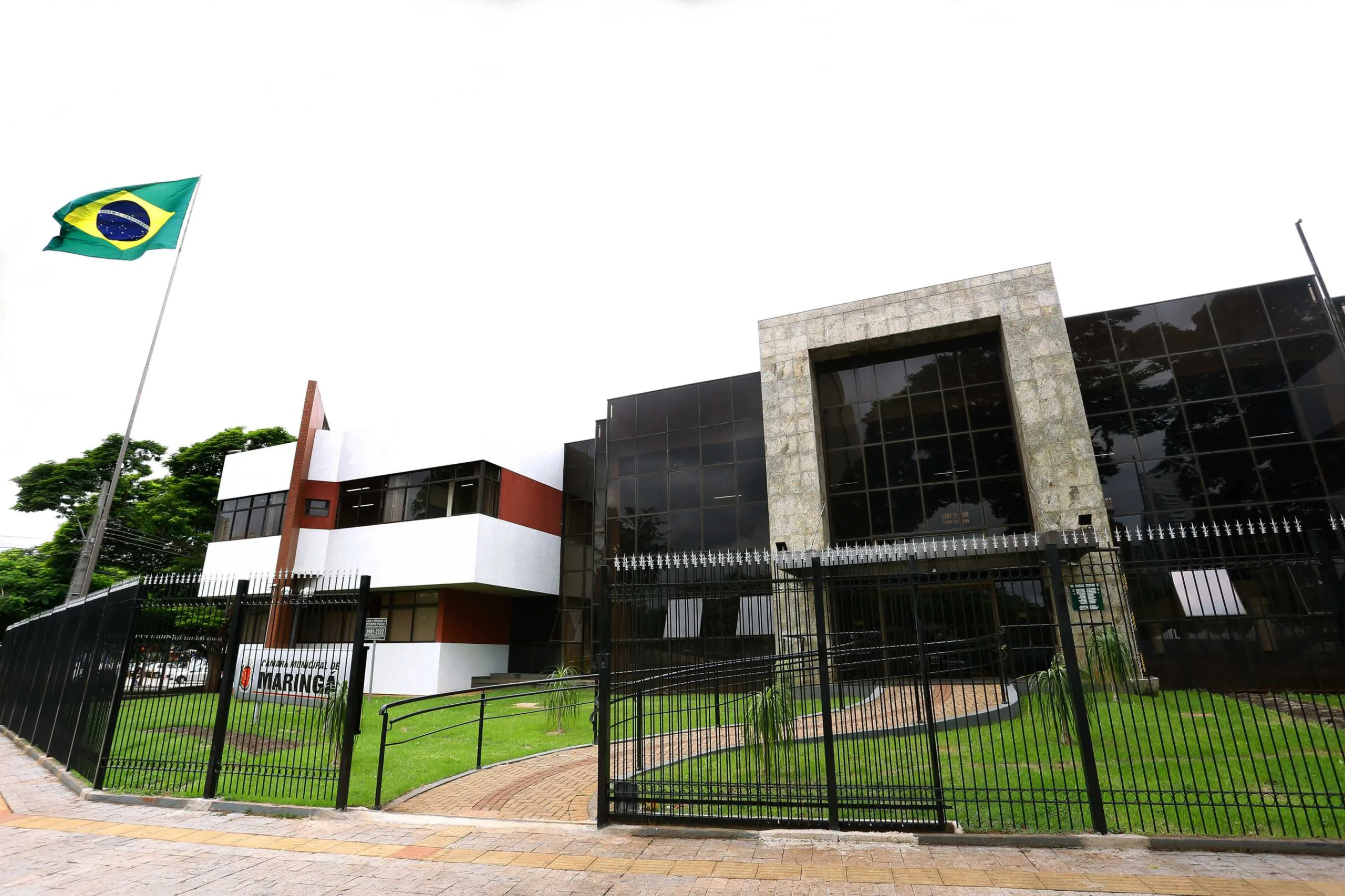 Fachada da Câmara Municipal de Vereadores de Maringá, no Paraná.