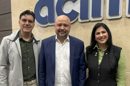 A vereadora e pré-candidata a deputada estadual, Dra. Giselli Bianchini e Edson Vasconcelos, presidente licenciado da Fiep e pré-candidato a vice-governador