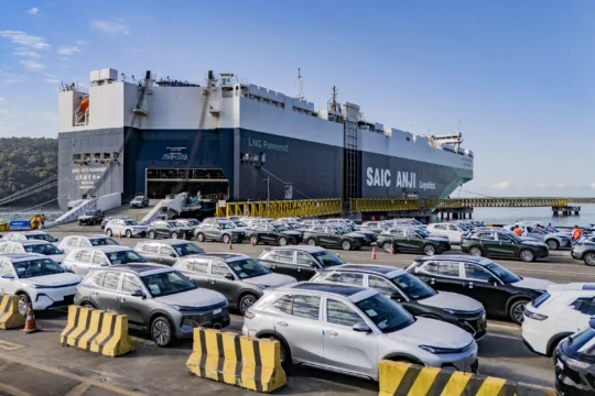 Fabricado na China: Porto de Paranaguá recebe mais de 5 mil carros elétricos em uma única operação