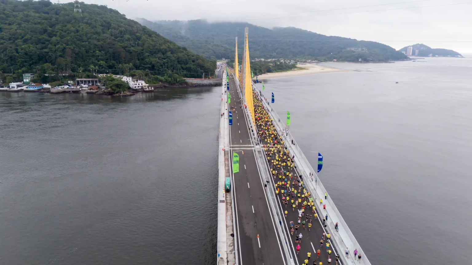 Milhares de atletas cruzam a Ponte de Guaratuba na 1ª Maratona Internacional do Paraná