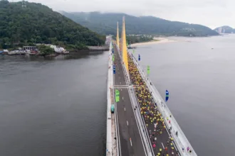 Milhares de atletas cruzam a Ponte de Guaratuba na 1ª Maratona Internacional do Paraná