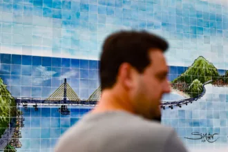 Painel artístico de 7 metros de altura eterniza a Ponte de Guaratuba em azulejos