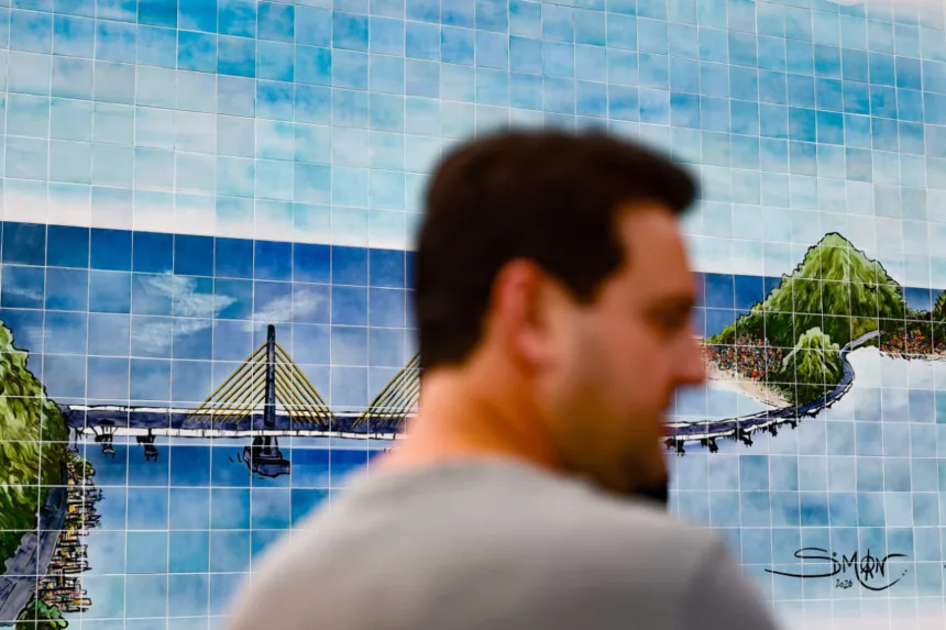 Painel artístico de 7 metros de altura eterniza a Ponte de Guaratuba em azulejos