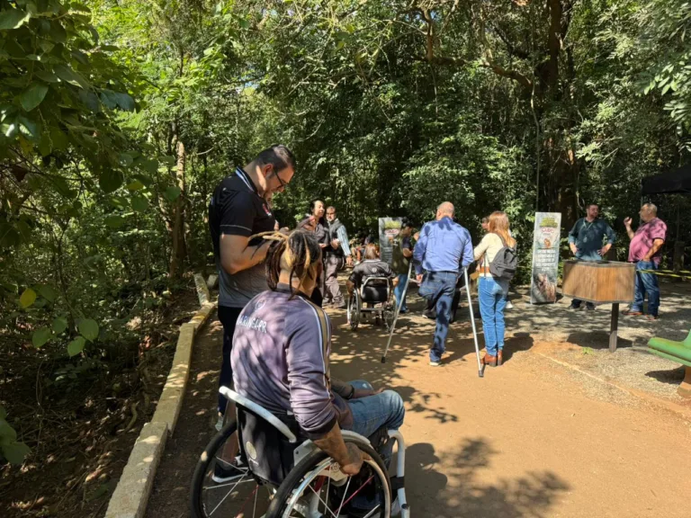 Após melhorias de acessibilidade, Parque do Ingá recebe pessoas com deficiência na exposição ‘Jurássico Condor’