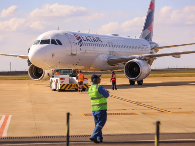 Avião da Latam Airlines Brasil no Aeroporto Regional de Maringá
