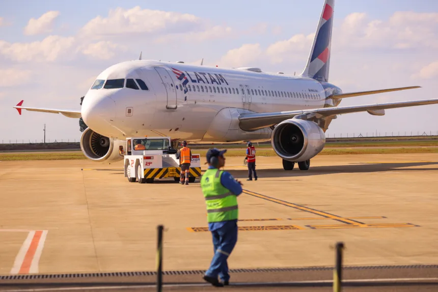 Avião da Latam Airlines Brasil no Aeroporto Regional de Maringá
