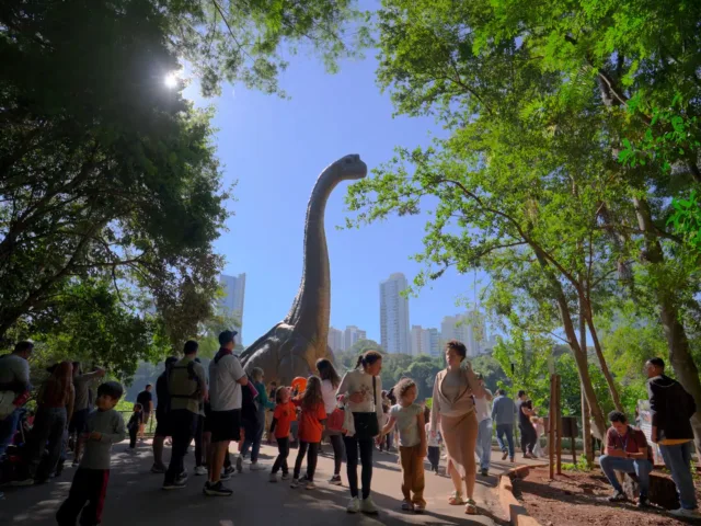 Público recorde: mais de 6 mil pessoas lotam o Parque do Ingá na abertura da exposição Jurássico Condor