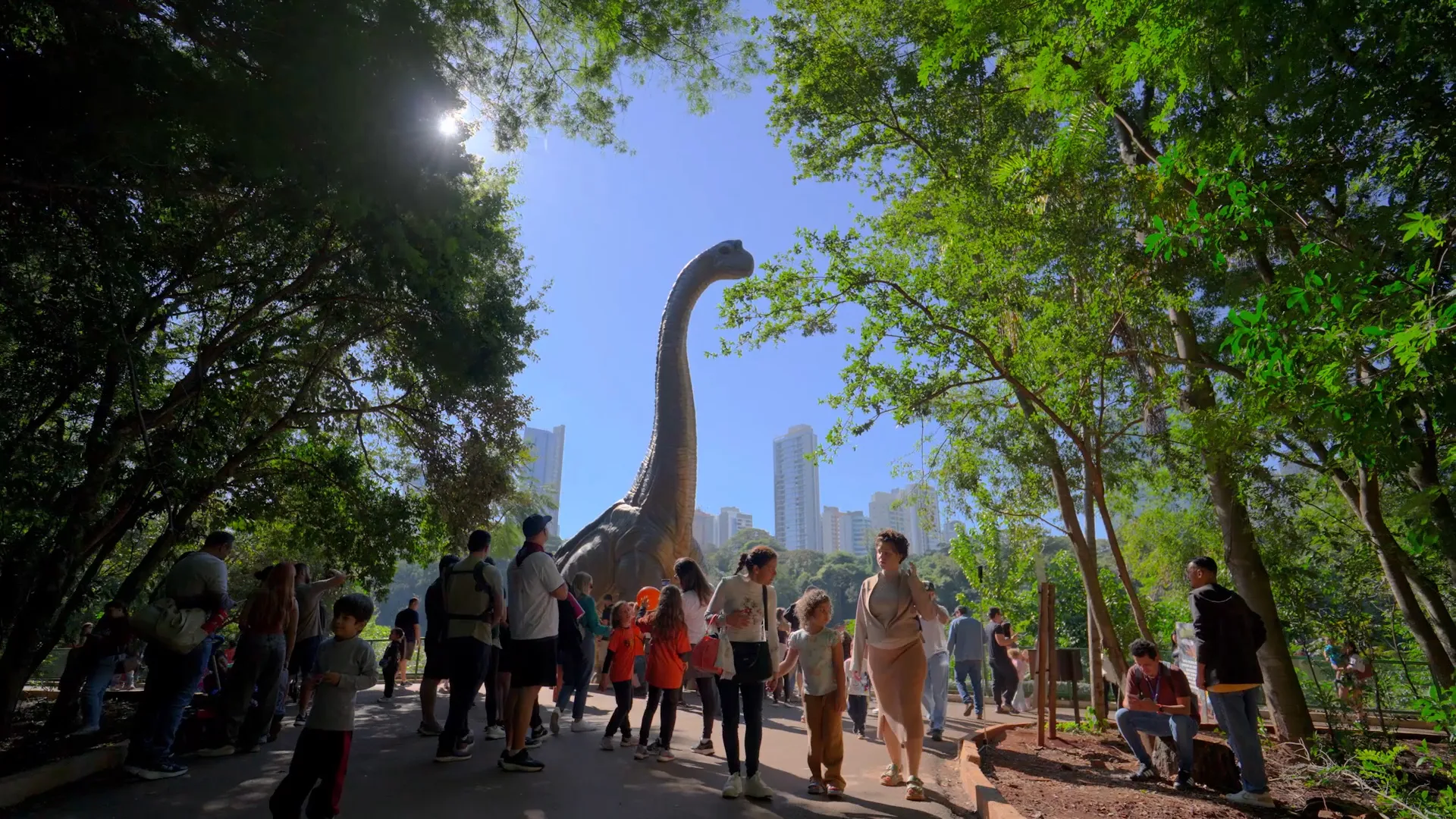 Público recorde: mais de 6 mil pessoas lotam o Parque do Ingá na abertura da exposição Jurássico Condor