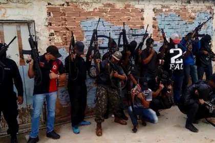 Pesquisa AtlasIntel mostra que 53% dos brasileiros aprovam classificação de PCC e CV como terroristas pelos EUA