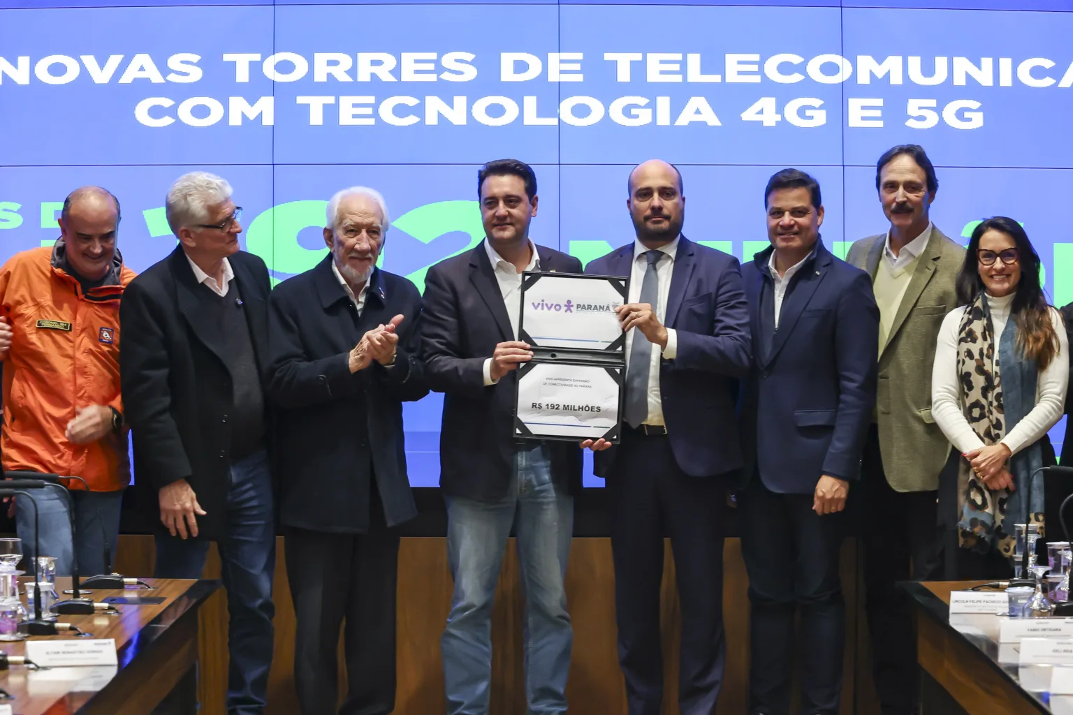 O governador Carlos Massa Ratinho Junior anunciou uma parceria com a operadora Vivo para expandir a cobertura de telefonia móvel e internet em áreas rurais, rodovias e localidades isoladas do Paraná. A Vivo investirá R$ 192 milhões para instalar 411 novas antenas em 74 municípios até o fim de 2027.