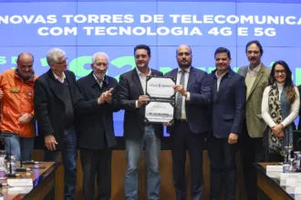 O governador Carlos Massa Ratinho Junior anunciou uma parceria com a operadora Vivo para expandir a cobertura de telefonia móvel e internet em áreas rurais, rodovias e localidades isoladas do Paraná. A Vivo investirá R$ 192 milhões para instalar 411 novas antenas em 74 municípios até o fim de 2027.