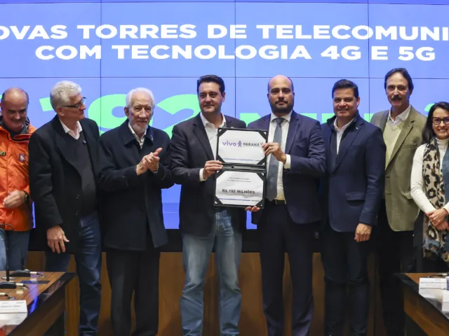 O governador Carlos Massa Ratinho Junior anunciou uma parceria com a operadora Vivo para expandir a cobertura de telefonia móvel e internet em áreas rurais, rodovias e localidades isoladas do Paraná. A Vivo investirá R$ 192 milhões para instalar 411 novas antenas em 74 municípios até o fim de 2027.