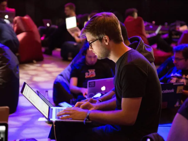 trabalhadores em atividades tecnológicas