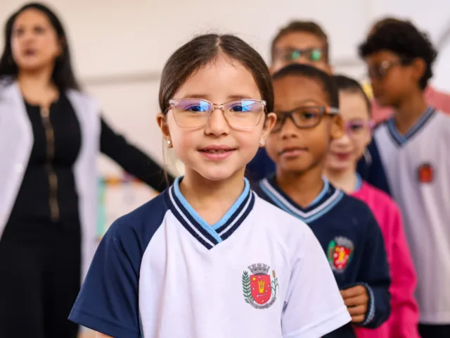 Programa 'Olhando para o Futuro' transforma a vida de crianças com nova entrega de óculos na rede municipal